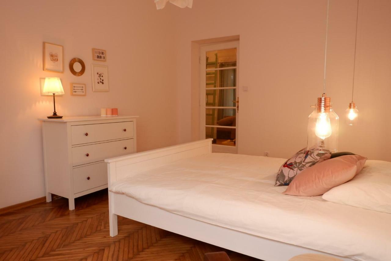 Singer Apartment Old Town Краків Екстер'єр фото